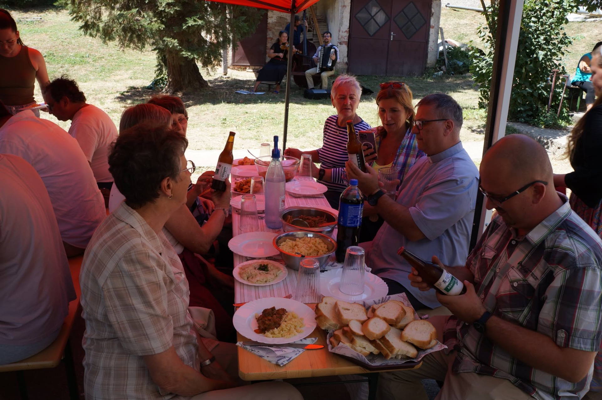Abaling-er Bier az asztalon | Fotó: Bakócai Egyházközség